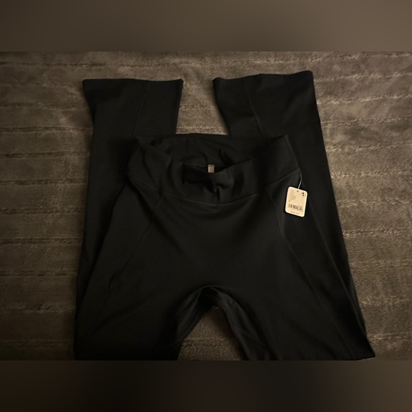 Free People FP Movement Resilience Flare Leggings
BLACK Size Large NWT - Picture 9 of 9